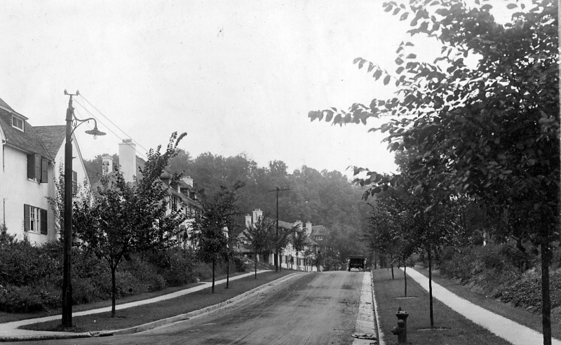 Foto histórica en blanco y negro de Roland Park, Baltimore, diseñada por Frederick Law Olmsted Jr c. mil novecientos