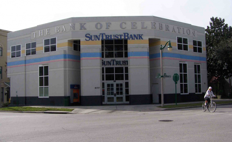 Sun Trust Bank, The Bank of Celebration, mit einer dreiseitigen Fassade, Person auf dem Fahrrad in der nahe gelegenen Straße