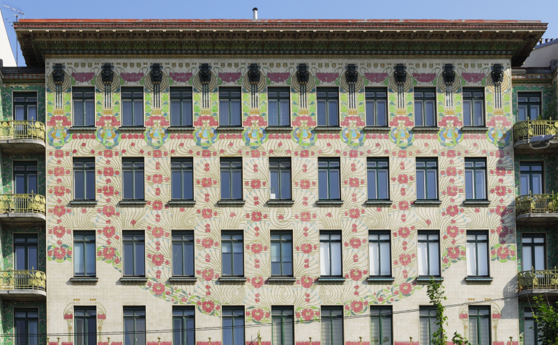 Četrstāvu Majolika Haus ar keramikas ziedu fasādi, ko projektējis Otto Vāgners, Vīne, Austrija