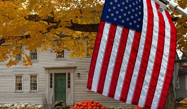 Amerikanische Flagge außerhalb des Bauernhauses