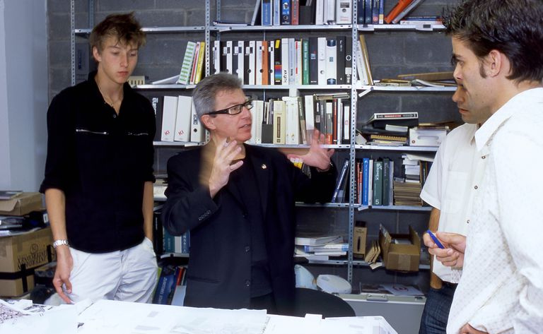O diretor de um escritório de arquitetura, como Daniel Libeskind mostra aqui, está no centro da tomada de decisões.