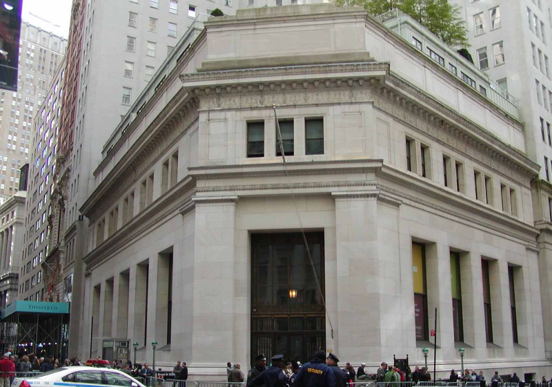 Le bâtiment J.P. Morgan au coin de Wall Street et Broad Street.