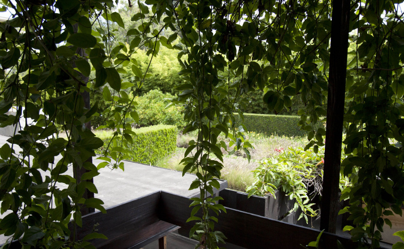 Versunkener Gartenbereich, gesehen von einer Dachterrasse im Schindler House von 1922 in Los Angeles, Kalifornien