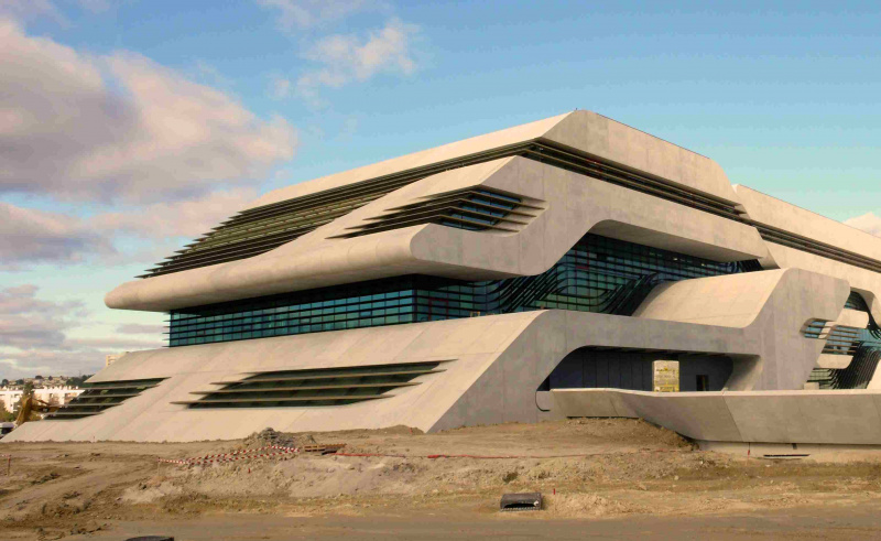 Gelaagd, horizontaal gebouw met ramen door Zaha Hadid, de Pierres Vives in Montpellier, Frankrijk