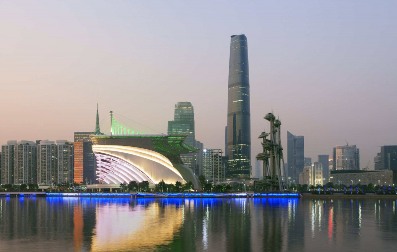 Skyline van Canton, China in de schemering, met modern operagebouw dat in de rivier reflecteert