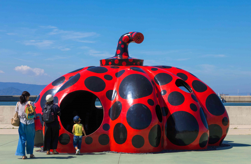 Rodzina przed czerwoną dynią Yayoi Kusama, Seto Inland Sea, Naoshima, Japonia...