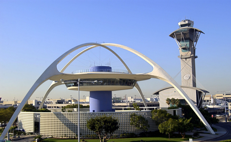 A torre e o edifício temático LAX estilo Googie projetado por Paul Williams em Los Angeles, Califórnia