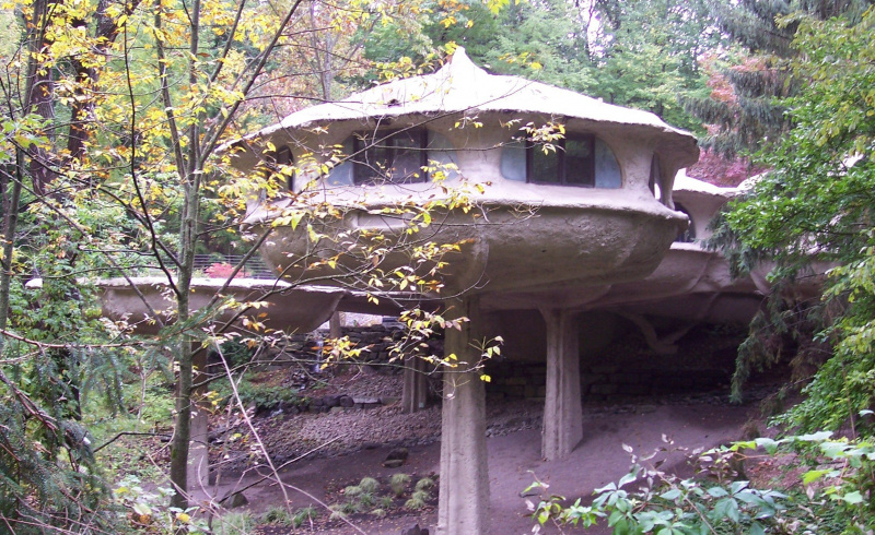 Pod House, também conhecida como Mushroom House, residência redonda em caules