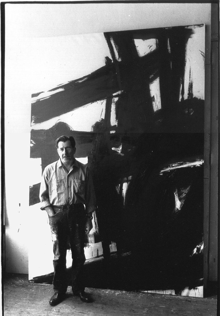 El pintor estadounidense Franz Kline en su estudio.