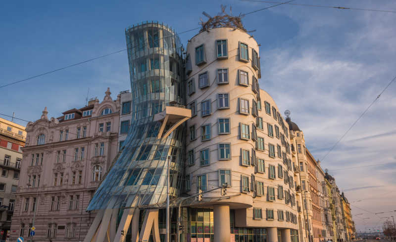 edifícios de torre tortos e tortos na esquina de uma rua da cidade