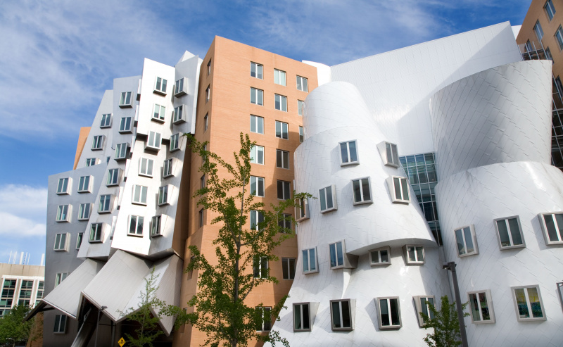 O Ray and Maria Stata Center, projetado por Frank Gehry, é uma estranha mistura de prédios tortos. O Centro abriga três departamentos