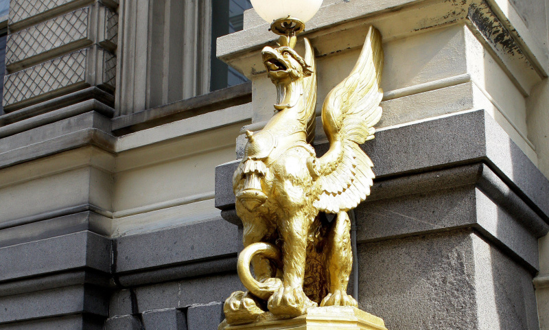 Goldene Greifen bewachen die Bank des Mitchell Building von 1879 in Milwaukee, Wisconsin