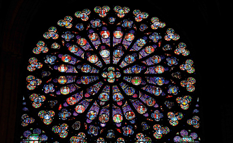 Große Rosette aus Buntglas in Notre Dame de Paris