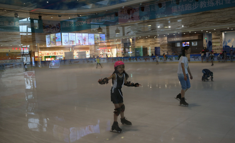 Kryte lodowisko w New Century Global Center w Chengdu w Chinach