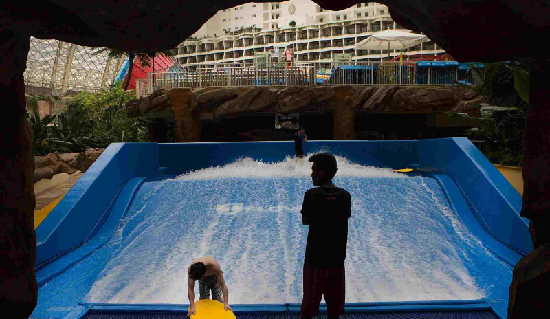 Symulator surfingu w parku wodnym Paradise Island w największym budynku na świecie, New Century Global Center, Chengdu, Chiny