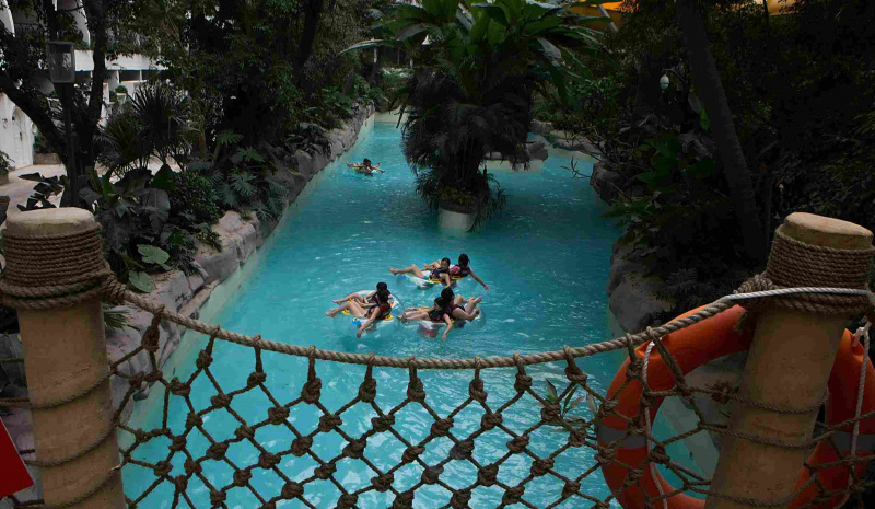 Rafting na rzece, która przepływa przez park wodny Paradise Island wewnątrz New Century Global Center w Chengdu w Chinach