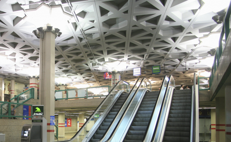 rechteckige Kassetten in der Decke über Rolltreppen