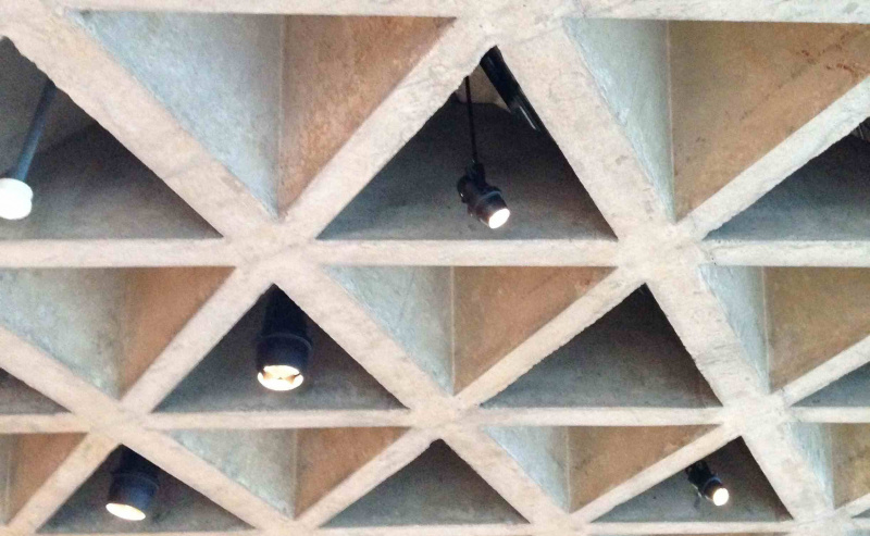Detail von sehr tiefen, rechteckigen Deckenkassetten aus Beton