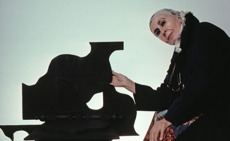 Rzeźbiarka Louise Nevelson ze swoją pracą