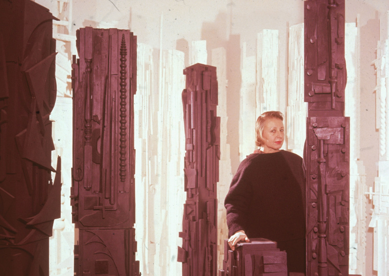 Louise Nevelson ze swoją pracą w latach 50.