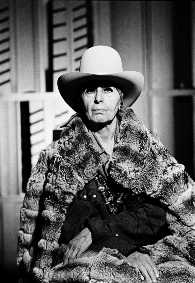 Louise Nevelson w ekscentrycznym kostiumie, z którego była znana, sfotografowana w swoim nowojorskim studio w 1974 roku.