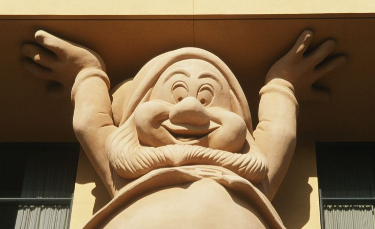 Ein Zwerg hält Disney hoch