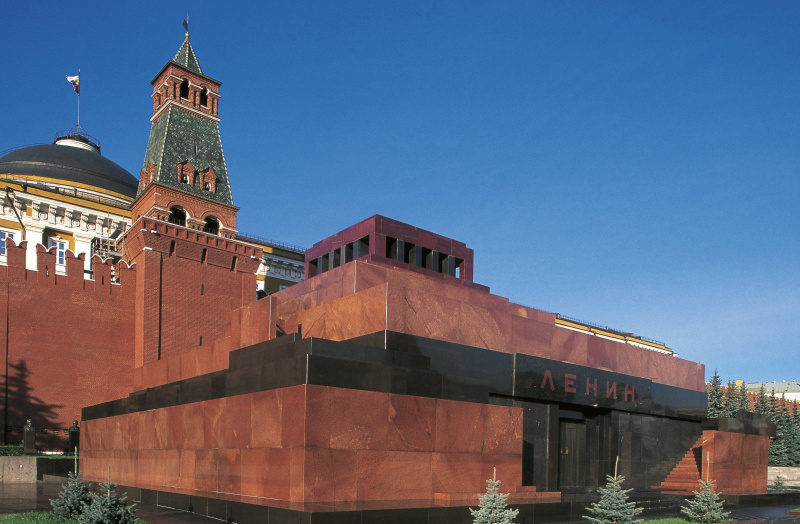 estructura similar a una fortaleza de piedra roja integrada en una pared roja que rodea un Kremlin con torres