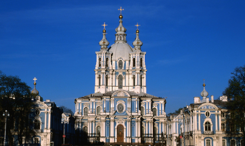 Catedral rococó adornada de Smolny, finalmente terminada en 1835, en San Petersburgo, Rusia