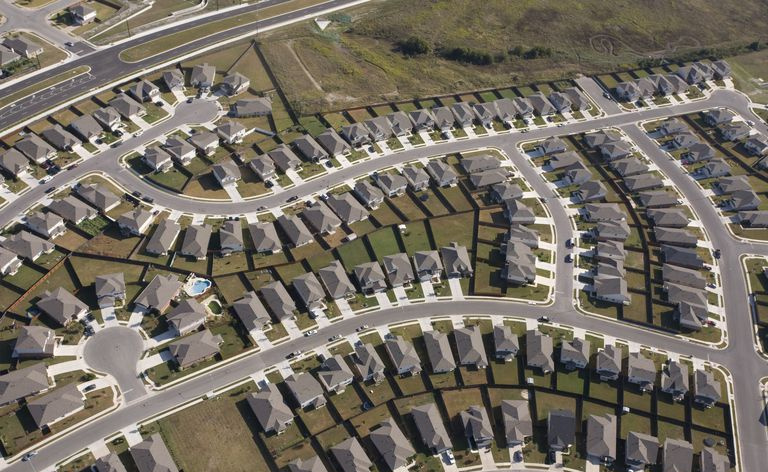 Vue aérienne des maisons de banlieue au Texas, contour des rues et des culs-de-sac, tailles de lot identiques