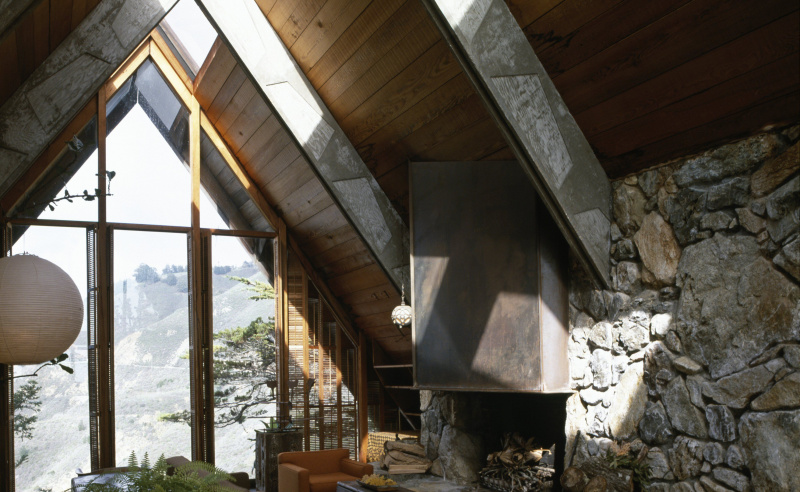 espace intérieur, plafond incliné, mur de fenêtres, cheminée en pierre, fenêtres à claire-voie
