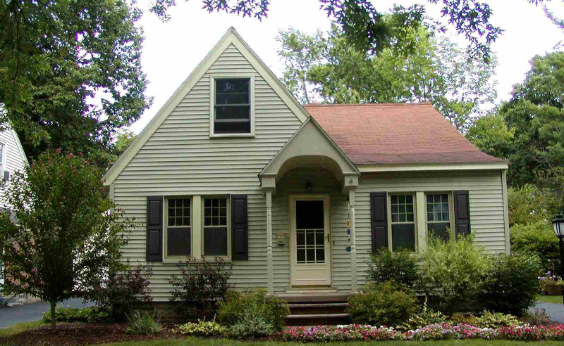 petite maison à pignon latéral avec pignon avant raide, pignon avec fond arrondi au-dessus de la porte