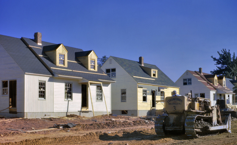 maisons blanches simples avec des lucarnes de toit en construction