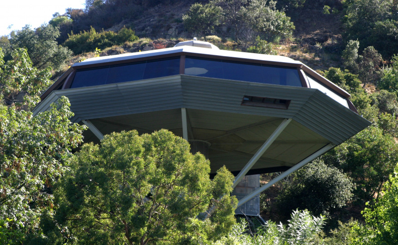 Une maison octogonale qui ressemble à un vaisseau spatial perché dans les arbres