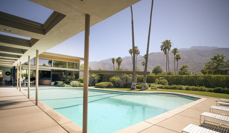 Piscine en forme de piano à queue à Twin Palms Estate (1947) à Palm Springs, Californie, conçue par E. Stewart Williams pour Frank Sinatra