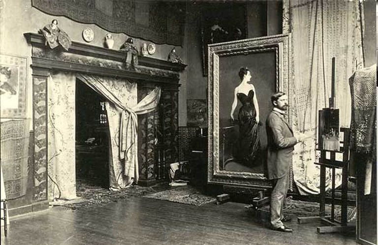 John Singer Sargent dans son atelier parisien, avec le tableau, Madame X. Sargent fait face au tableau La table du petit déjeuner, 1884, en cours.