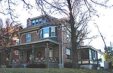 American Foursquare Home z zielonym malowanym wykończeniem
