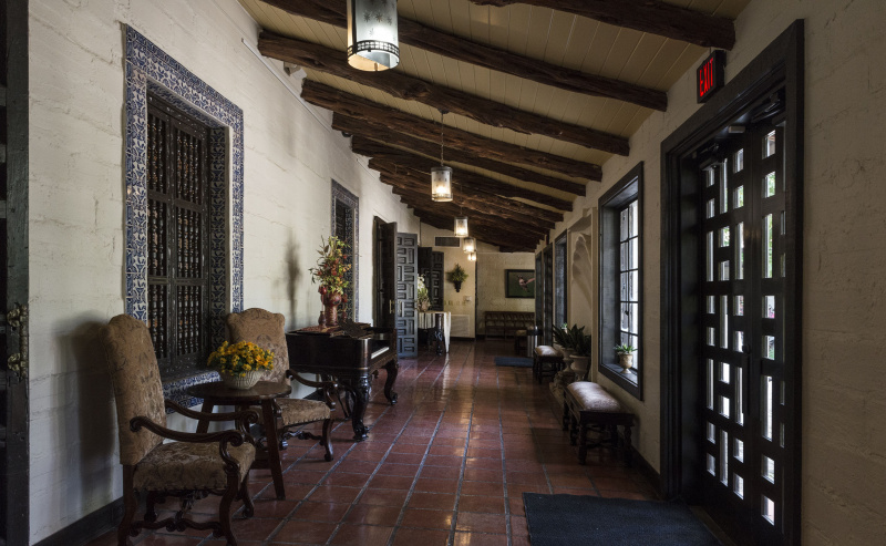 Breezeway w Quinta Mazatlan, rezydencji adobe w stylu hiszpańskiego odrodzenia z 1935 r. w McAllen w Teksasie