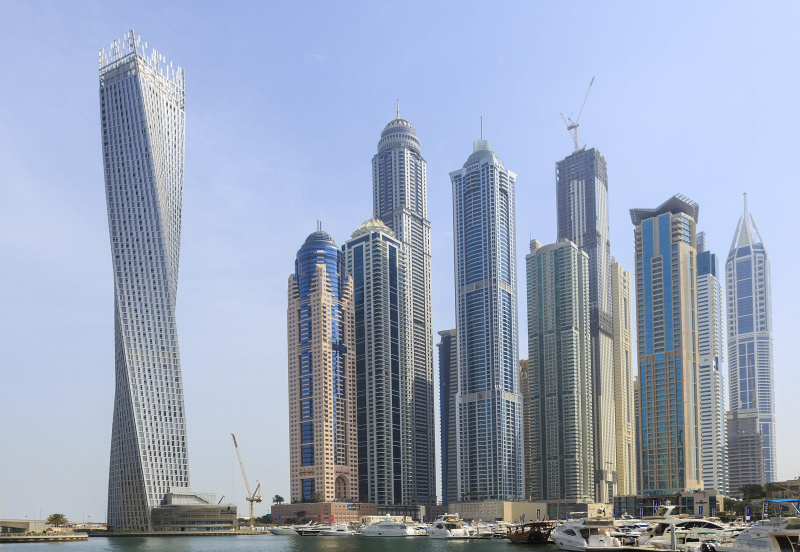 Los 73 pisos de la Dubai Cayan Tower están torcidos 90 grados de abajo hacia arriba