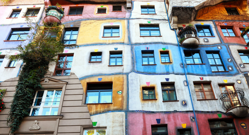 Hundertwasserhaus, Viena, el artista austriaco Friedensreich Hundertwasser y Joseph Krawina