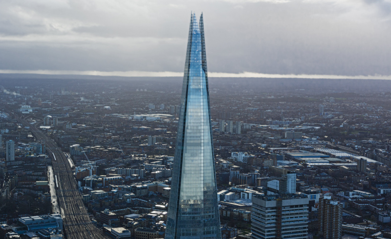 El rascacielos Shard en Londres, Renzo Piano, pirámide de cristal afilada, fachada de vidrio en ángulo, 2012
