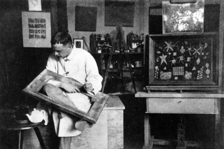 Paul Klee - portret niemiecko-szwajcarskiego artysty i malarza w jego studiu Bauhaus w Weimarze, Niemcy, 1924.