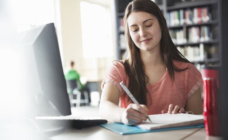 student piszący na papierze