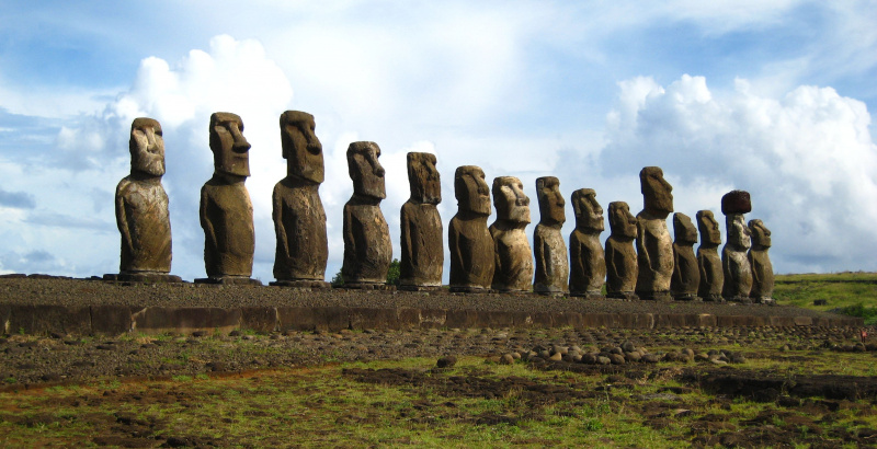 Estátuas de pedra gigantes, ou Moai, na Ilha de Páscoa
