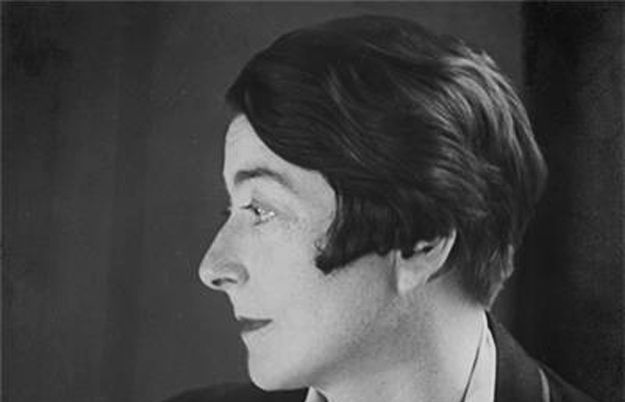 Eileen Gray ca 1910, svart og hvit sidevisning