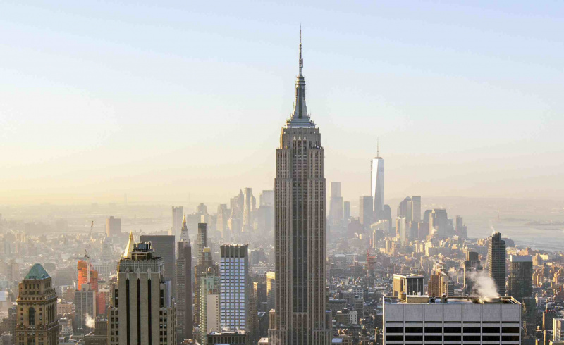ser en byskyskraper, stor trappetrinn i midten og sølvfarget skyskraper i bakgrunnen, ser mot Lower Manhattan