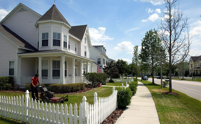 Ser ut som en rolig forstad, Celebration, Florida er blandet bruk, turvennlig ny urbanisme