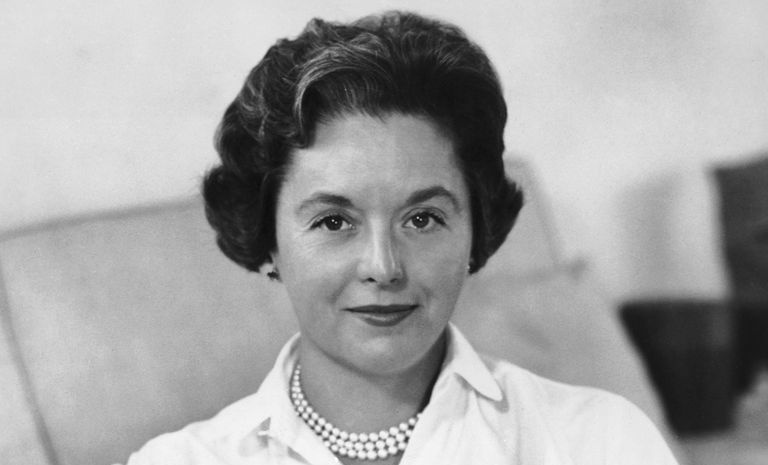 Svart-hvitt-bilde av forretningskvinnen Florence Knoll på midten av 1950-tallet