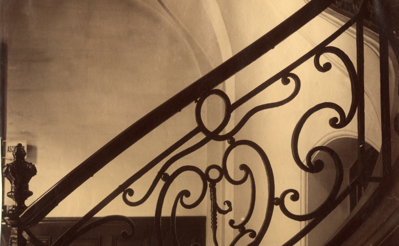 Detail kovového grilu v Hôtel de Bullion (Folie Thoinard de Vougy), 9 rue Coq-Héron. Paríž