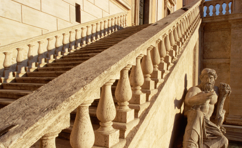 Detailný pohľad na Michelangelovo navrhnuté schodisko zo 16. storočia Palazzo Senatorio na námestí Piazza del Campidoglio v Ríme, Taliansko