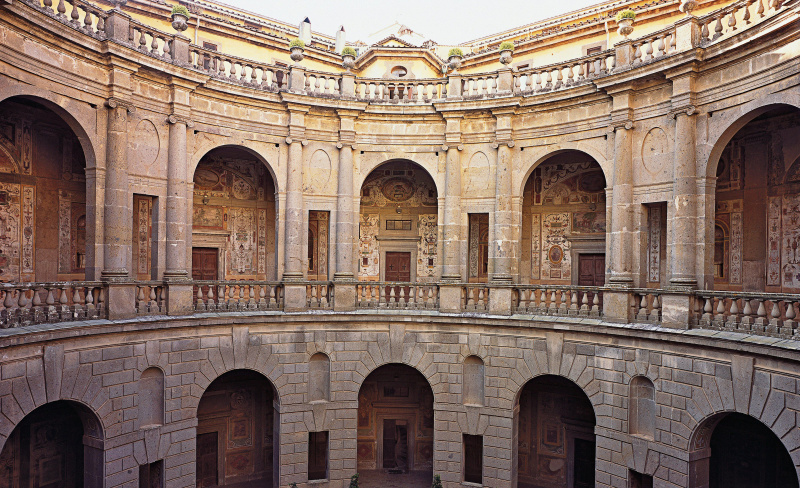 Nádvorie vily Farnese z obdobia renesancie, c. 1560, v Caprarola, Taliansko Vignola